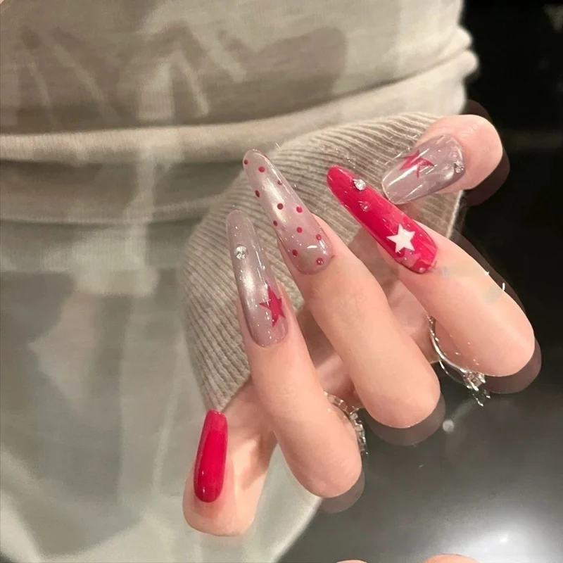 Künstlerisches Herzmuster Nagelkunstverlängerungen Karnz