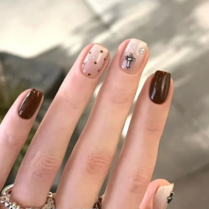 Künstlerisches Herzmuster Nagelkunstverlängerungen Karnz
