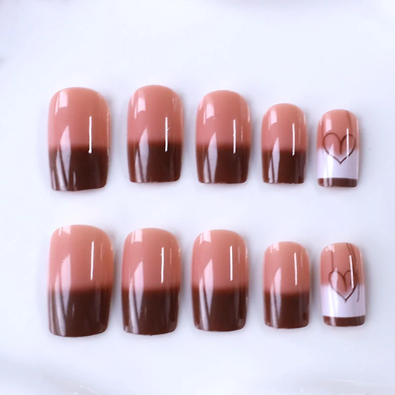 Künstlerisches Herz-verziertes Nageldesign Karnz