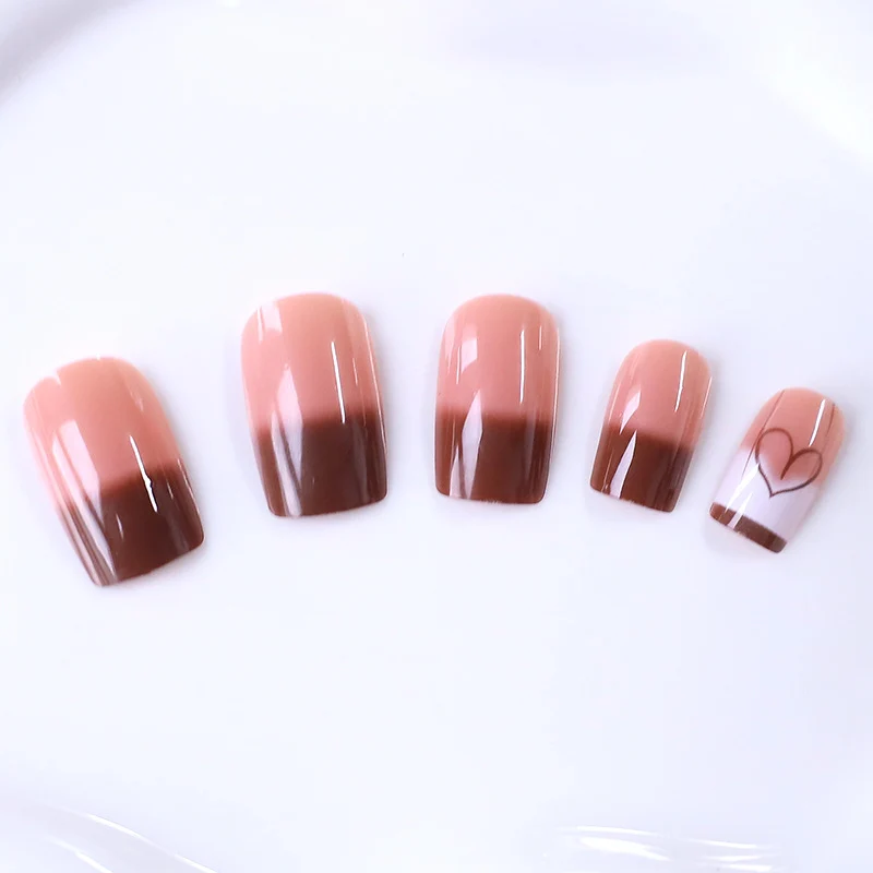 Künstlerisches Herz-verziertes Nageldesign Karnz