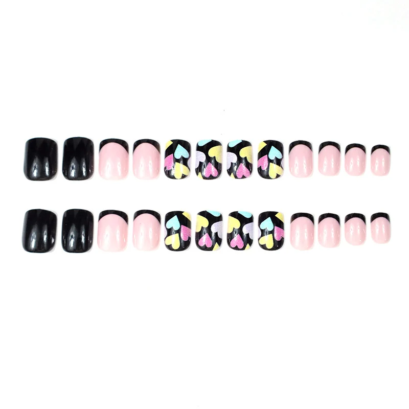 Künstlerisches Herzdesign Nagelkunst Karnz
