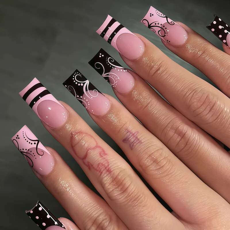 Künstlerische glänzende Nagelkunstverzierungen Karnz