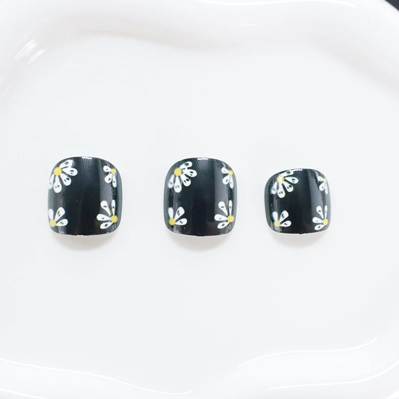 Künstlerisches Floral Nageldesign Karnz