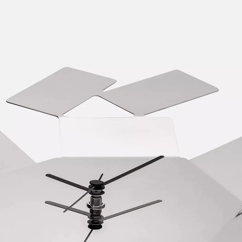 Abstrakte geometrische Wanduhr
