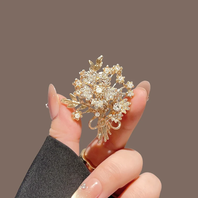 Elegante und Funkelnde Brosche Karnz