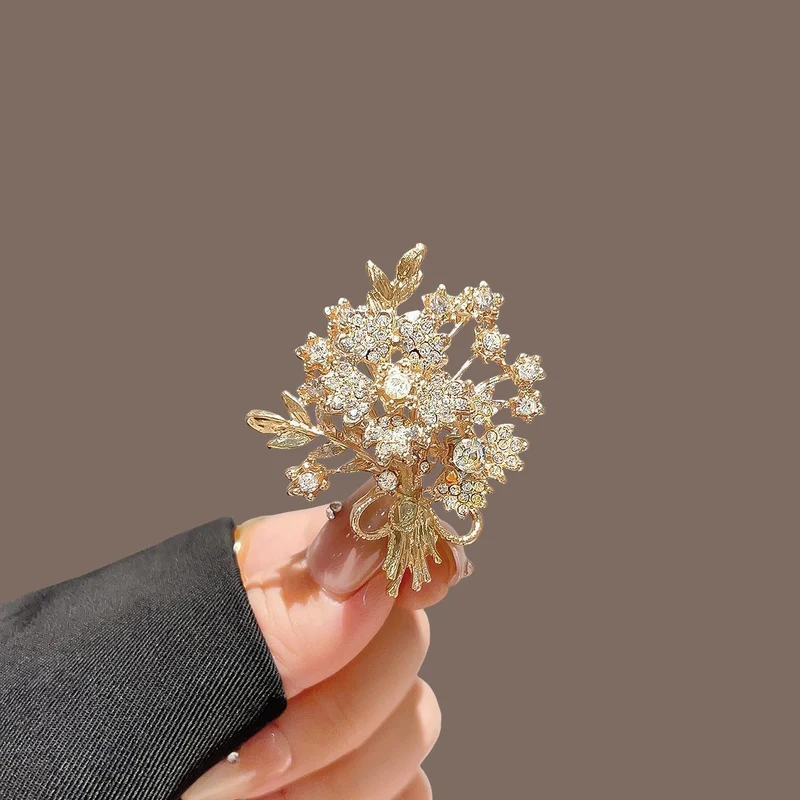 Elegante und Funkelnde Brosche Karnz