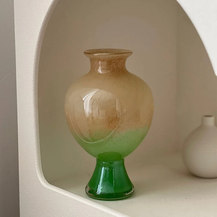 Dekorative handgeblasene Ombre-Glasvase auf Sockel Karnz