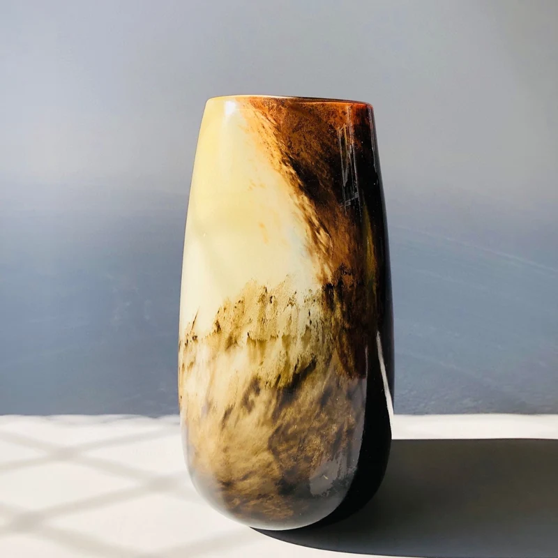 Zeitgenössische hohe handgeblasene Gradient-Glas-Display-Vase Karnz