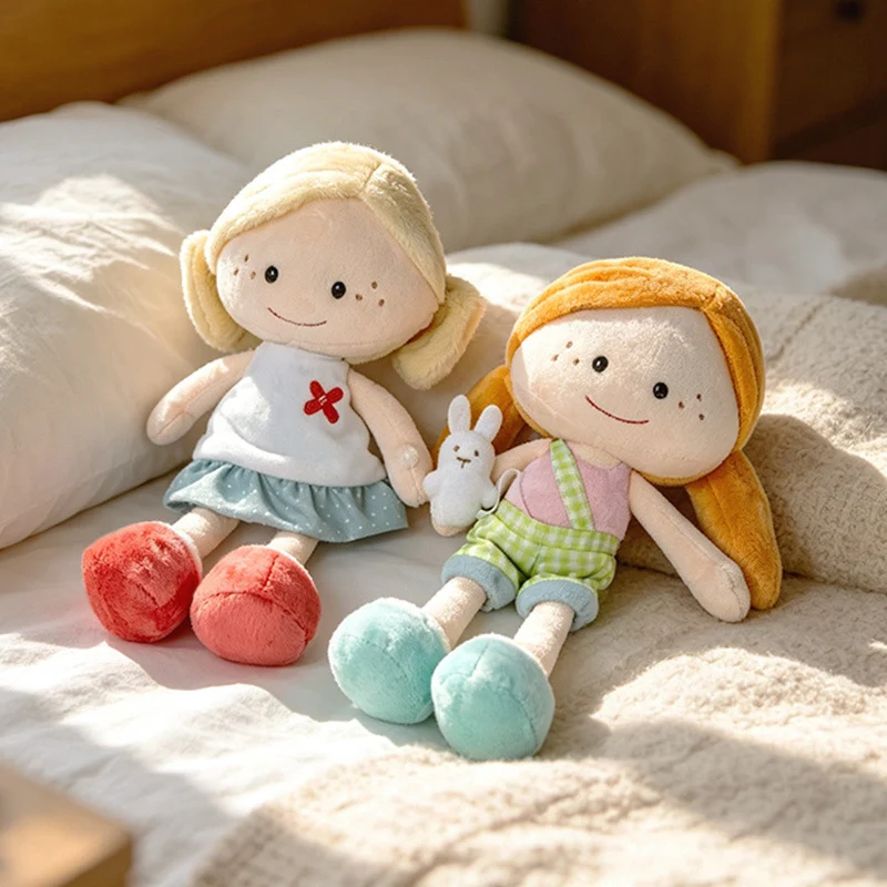 Weiche Plüschpuppe mit besticktem Gesicht, Kleid mit Sternmuster und kuscheligen Zöpfen Karnz