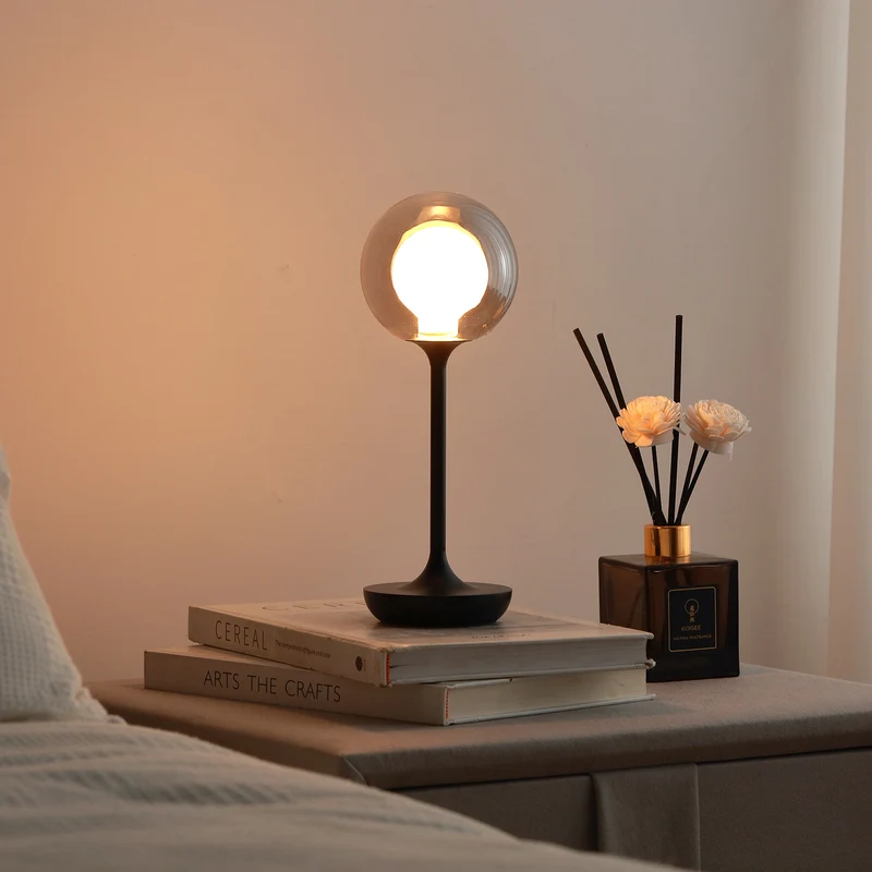 Elegante moderne Lampe für Schlafzimmer und Schreibtischbereiche