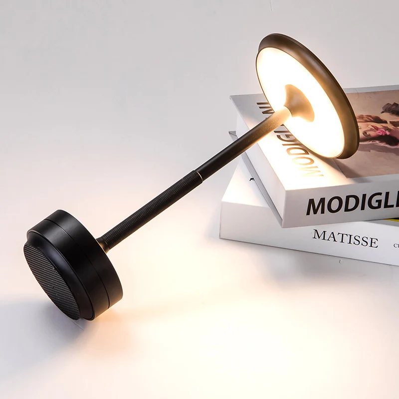 Elegante Schreibtischlampe für Arbeits- und Studienbereiche