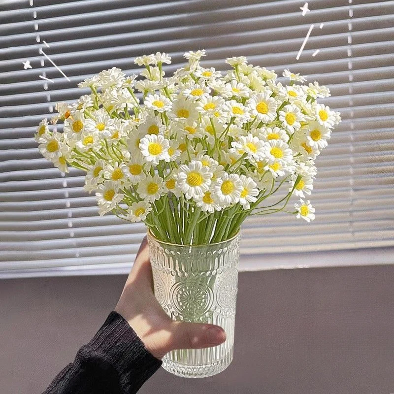 Floral Bouquet mit süßen Gänseblümchen-Akzenten