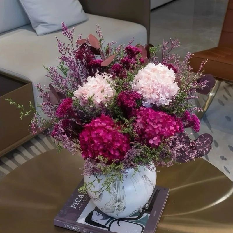 Lebhaftes Blumenarrangement als Mittelpunkt