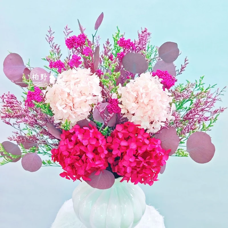 Lebhaftes Blumenarrangement als Mittelpunkt