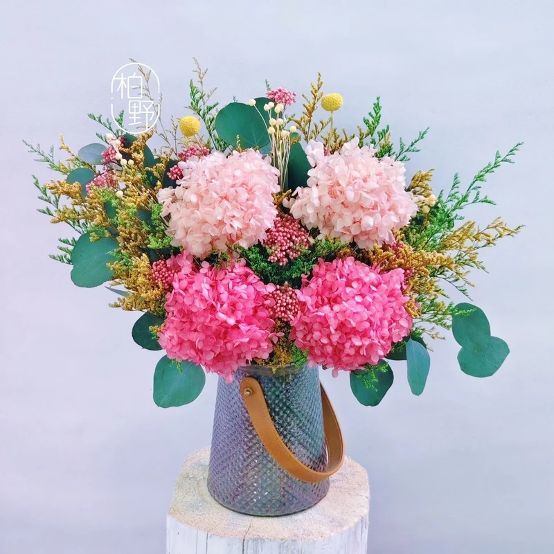 Lebhaftes Blumenarrangement als Mittelpunkt