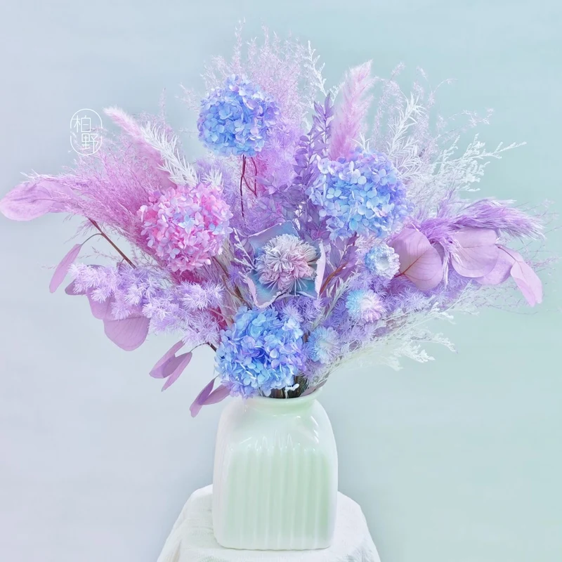 Lebhaftes Blumenarrangement als Mittelpunkt