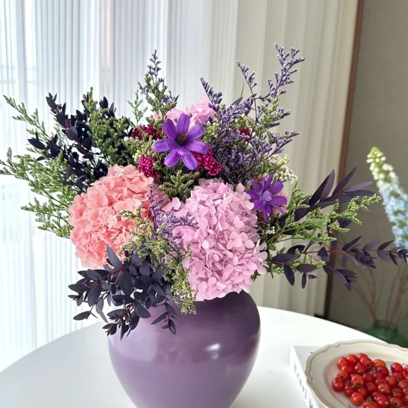Lebhaftes Blumenarrangement