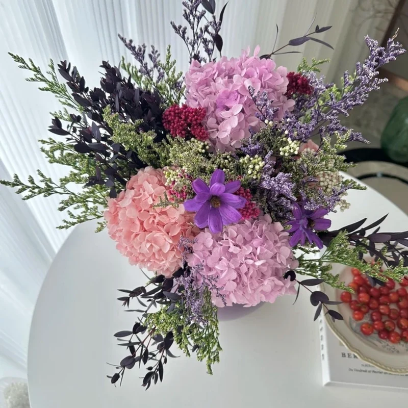 Lebhaftes Blumenarrangement