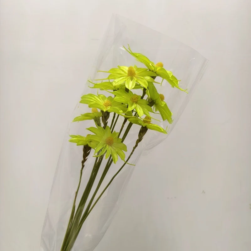 Vibrant künstlicher Blumenstrauß mit stilvoller Verpackung