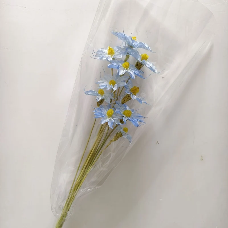 Vibrant künstlicher Blumenstrauß mit stilvoller Verpackung