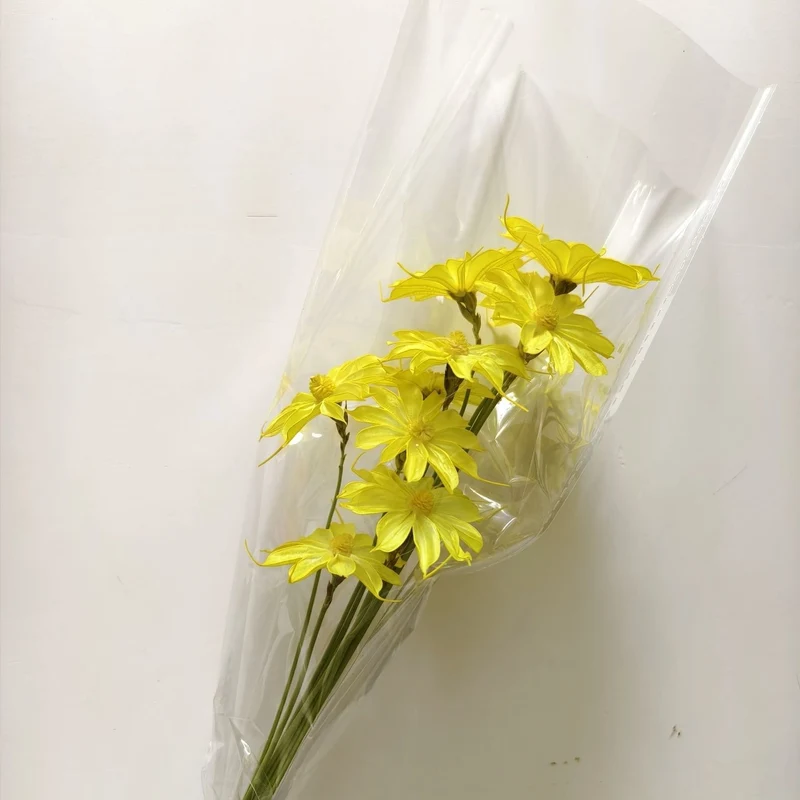 Vibrant künstlicher Blumenstrauß mit stilvoller Verpackung