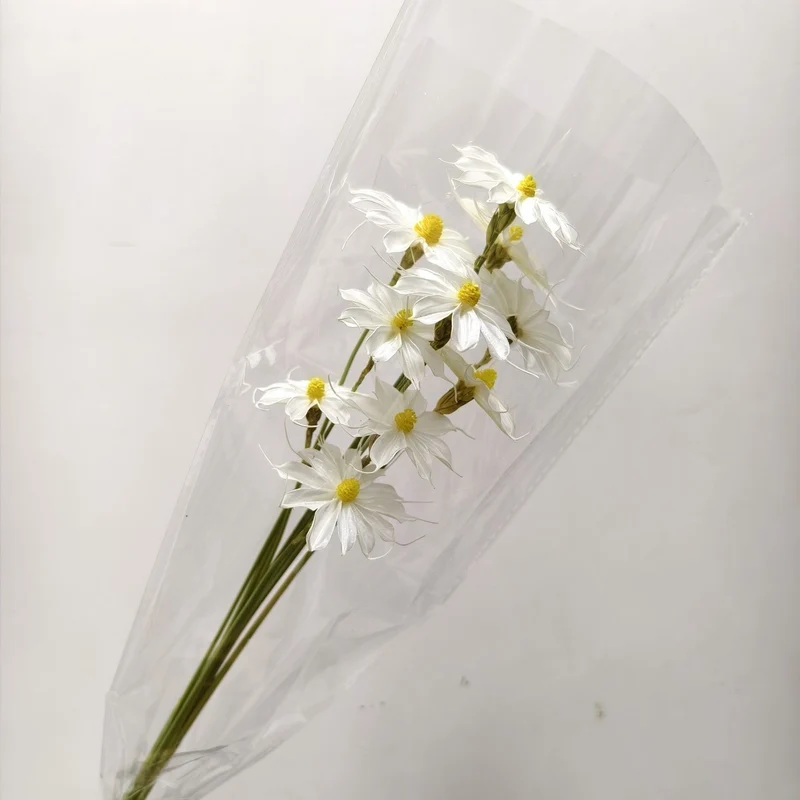 Vibrant künstlicher Blumenstrauß mit stilvoller Verpackung