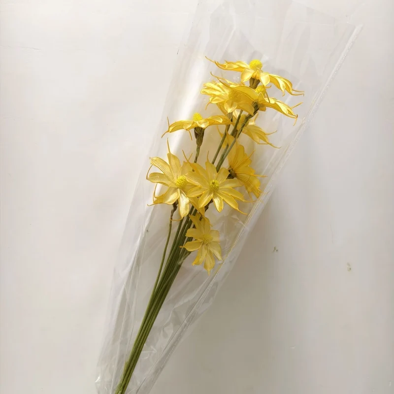 Vibrant künstlicher Blumenstrauß mit stilvoller Verpackung