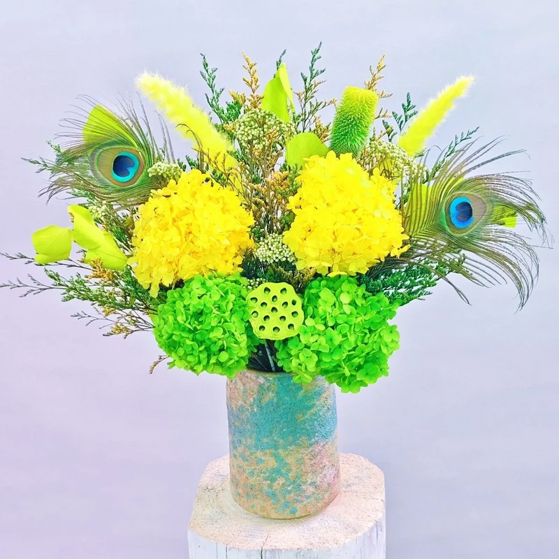 Farbenfroher künstlicher Blumenausgleich mit dekorativen Akzenten