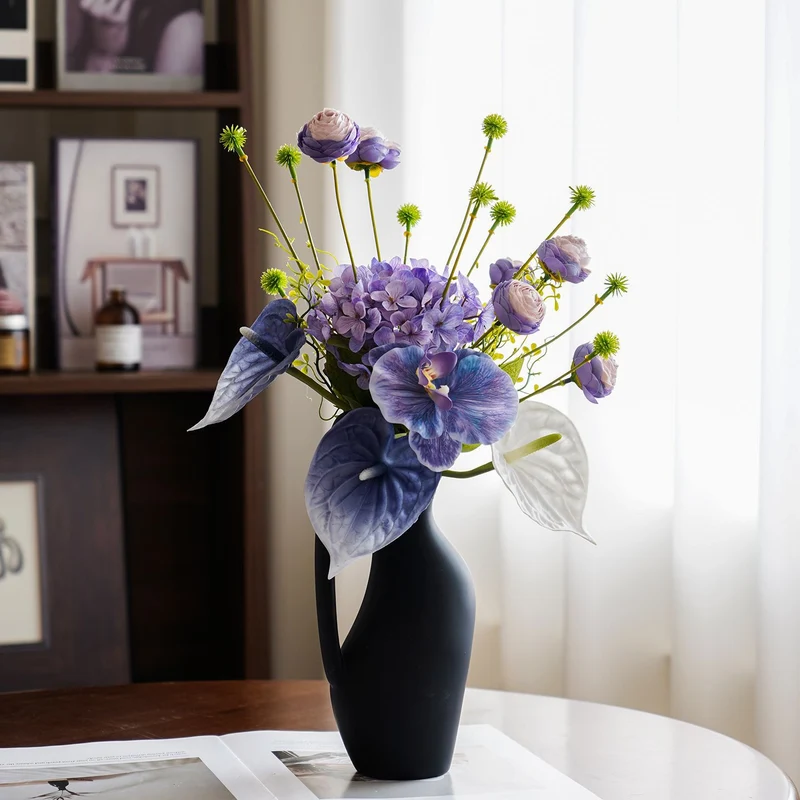 Stylische künstliche Blumenarrangement