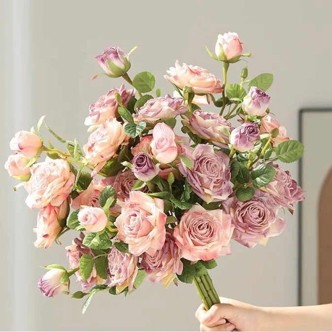 Realistischer Mehrrosetten-Blumenstrauß