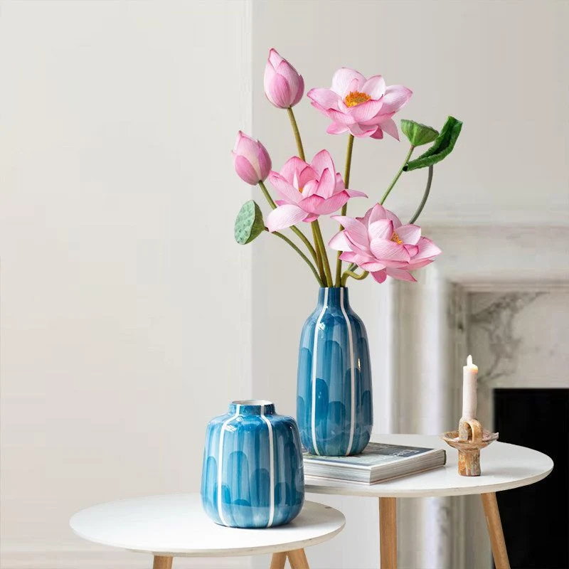 Realistische Lotusblumenarrangement