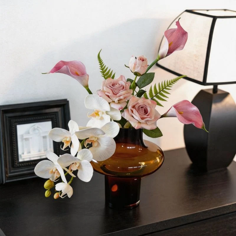 Realistisches Blumenarrangement in dekorativer Vase