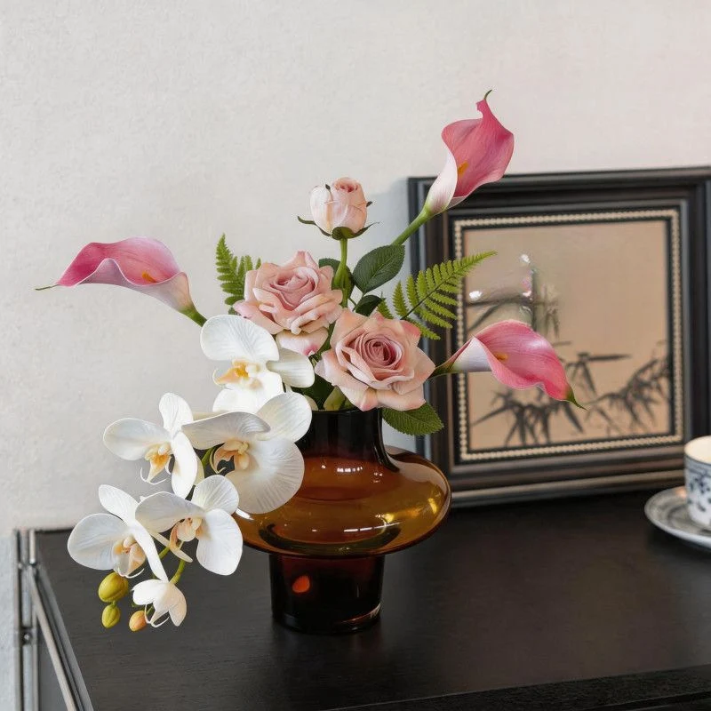 Realistisches Blumenarrangement in dekorativer Vase