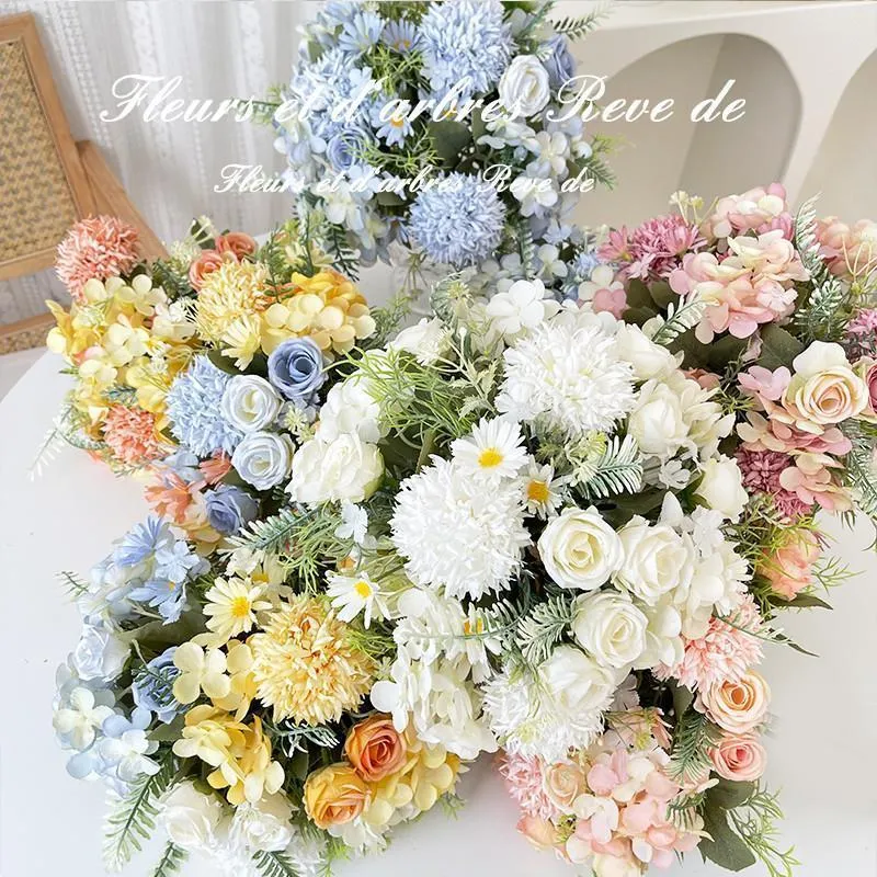 Naturalistische Blumenarrangement