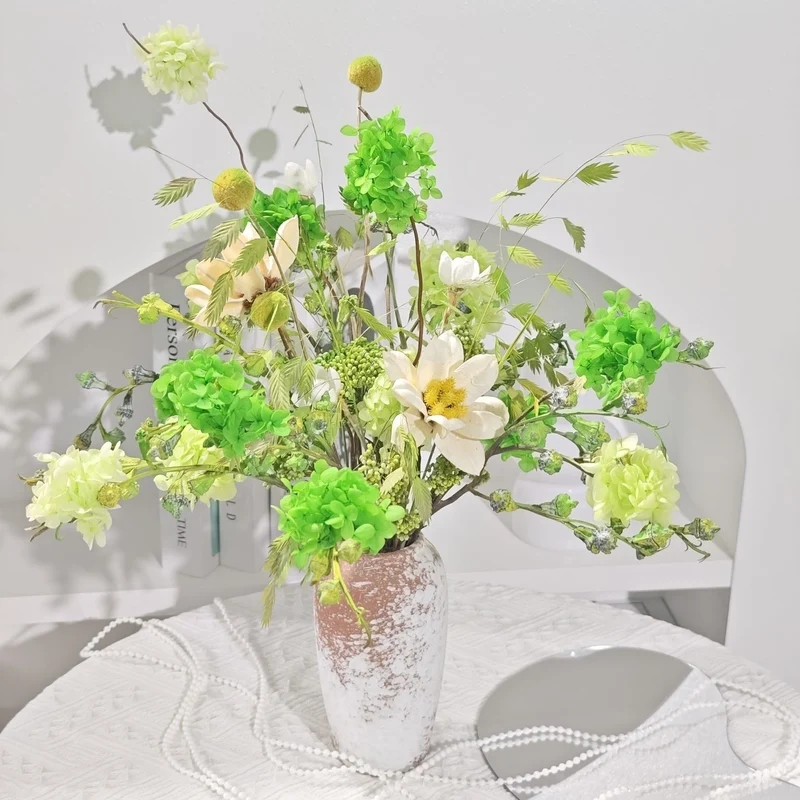 Lebendige Blumenarrangements in dekorativer Keramikvase