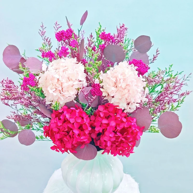 Lebendige Blumenarrangements in dekorativer Keramikvase