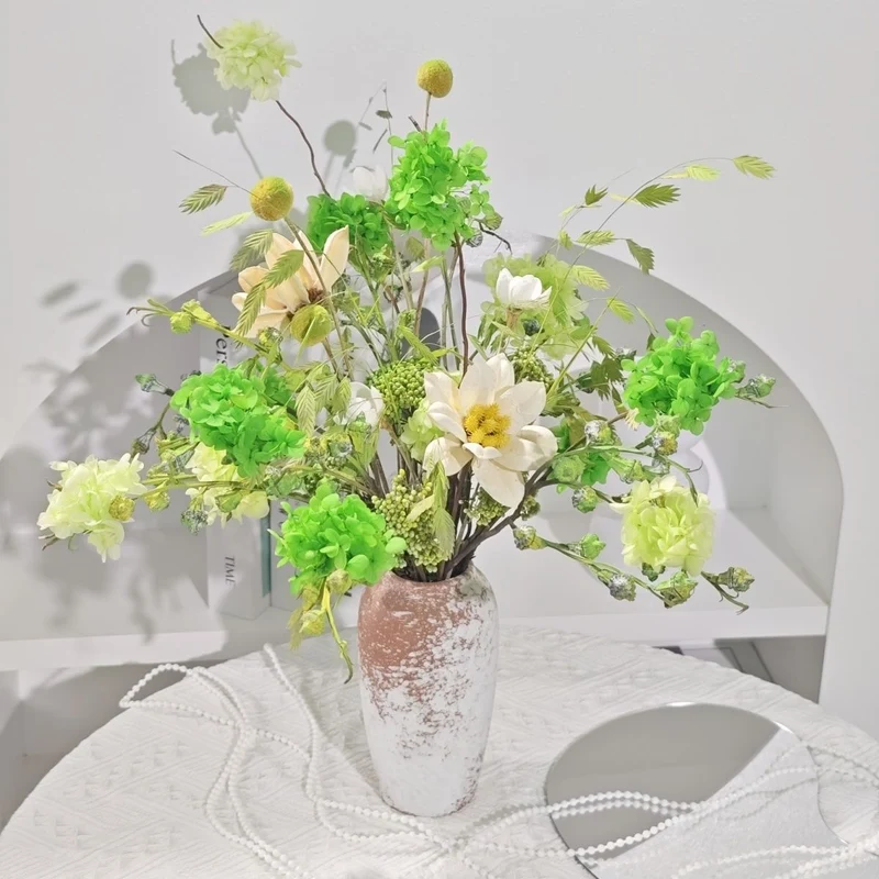 Lebendige Blumenarrangements in dekorativer Keramikvase