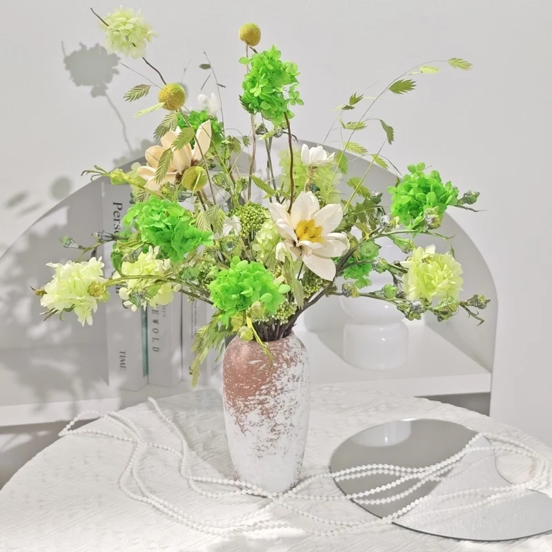 Lebendige Blumenarrangements in dekorativer Keramikvase