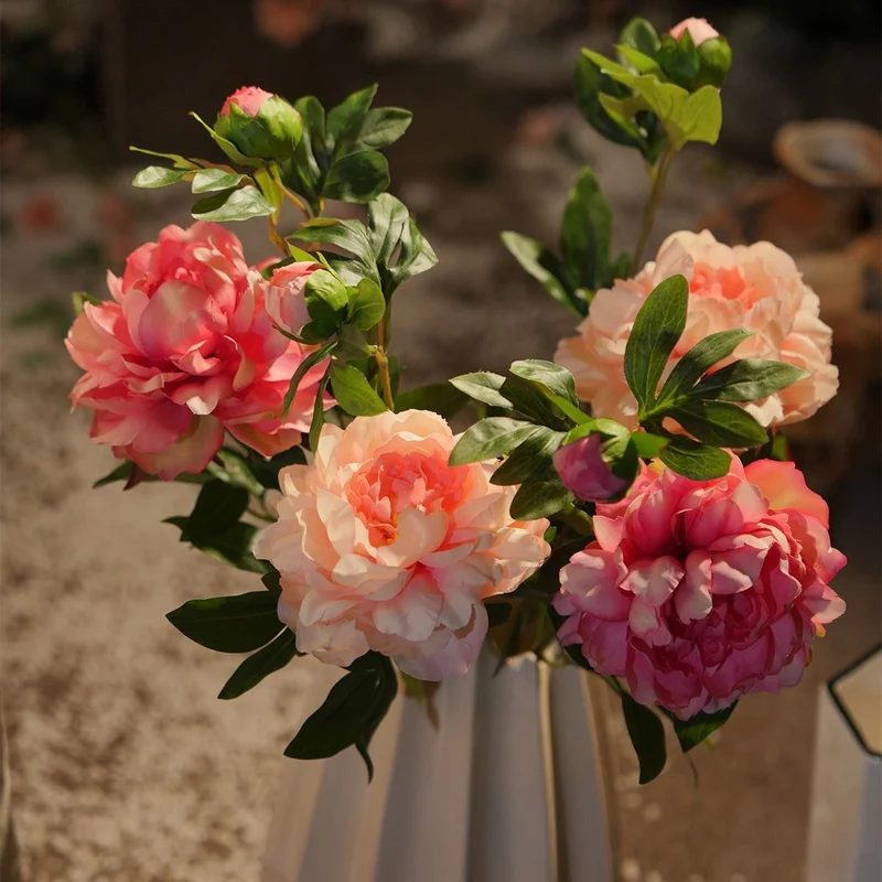 Lebensechte Pfingstrosen-Blumenarrangement
