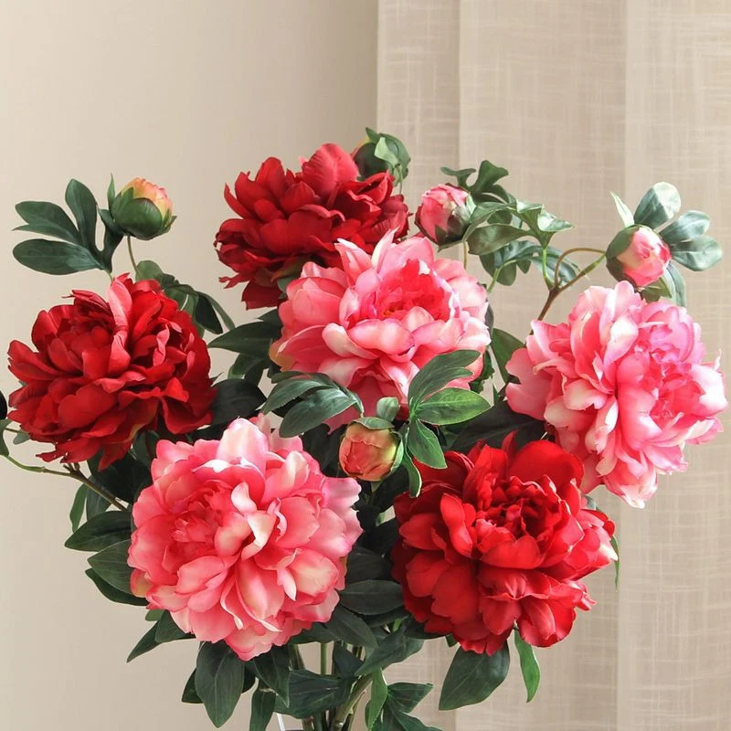 Lebensechte Pfingstrosen-Blumenarrangement