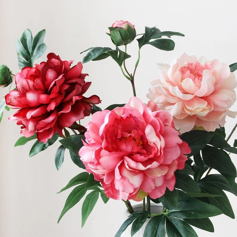 Lebensechte Pfingstrosen-Blumenarrangement