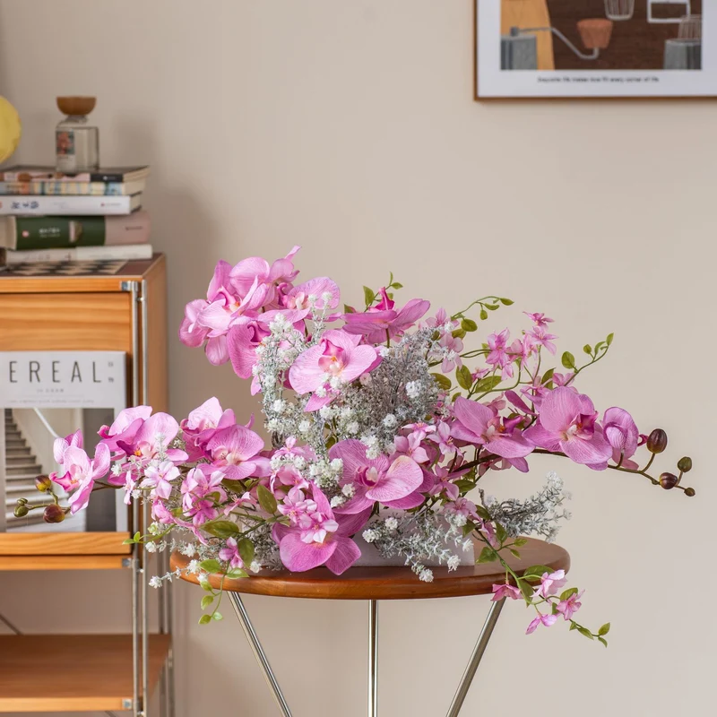Lebensechte Orchideen Blumenarrangement