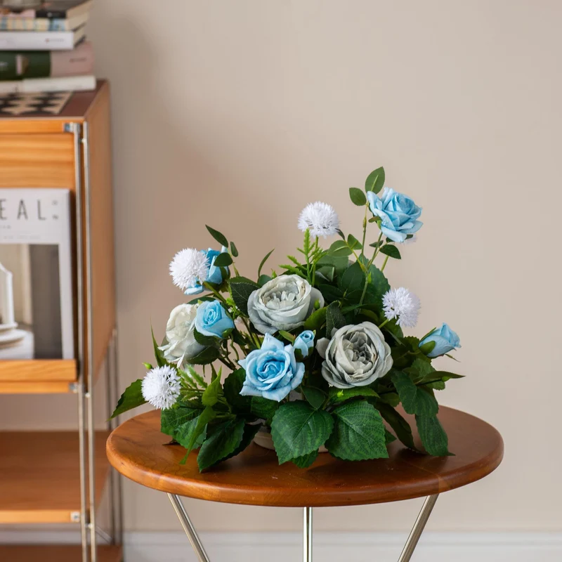 Lebensechte Orchideen Blumenarrangement