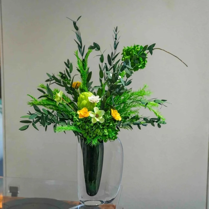 Lebensechte gemischte Blumenarrangement