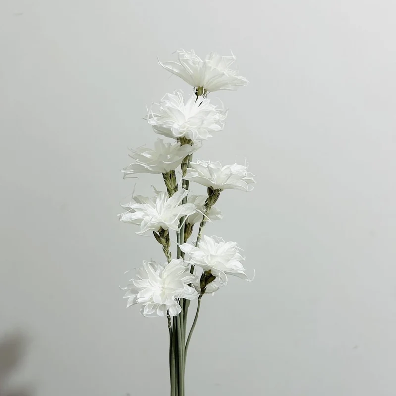 Lebensechter Blumenstengelstrauß mit strukturierten Blütenblättern