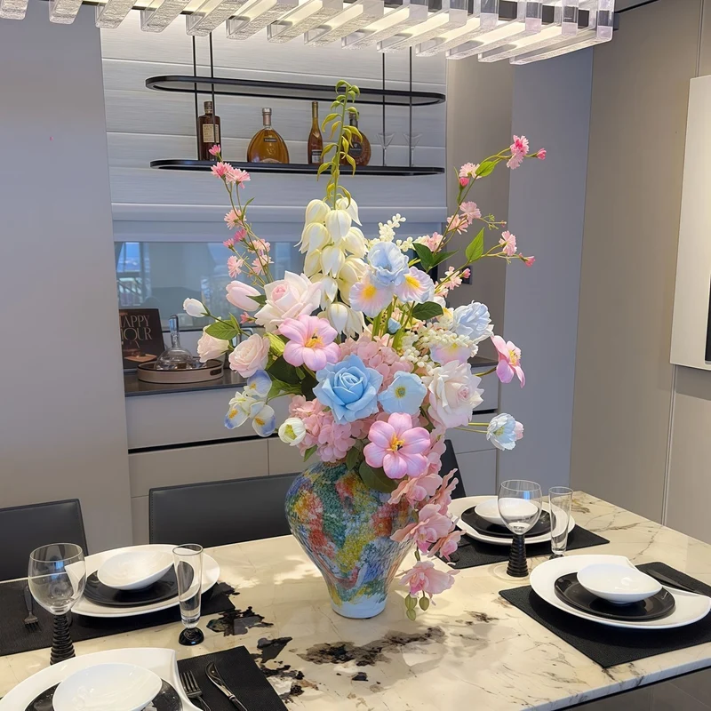 Lebensechter Blumenstrauß mit gemischten Blüten und Blattwerk