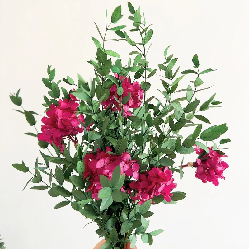Lebensechter Blumenstrauß mit grünen Blättern
