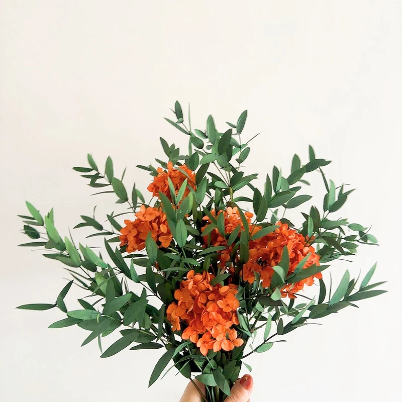 Lebensechter Blumenstrauß mit grünen Blättern