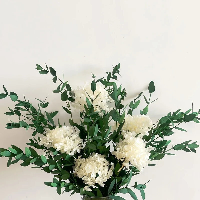 Lebensechter Blumenstrauß mit grünen Blättern