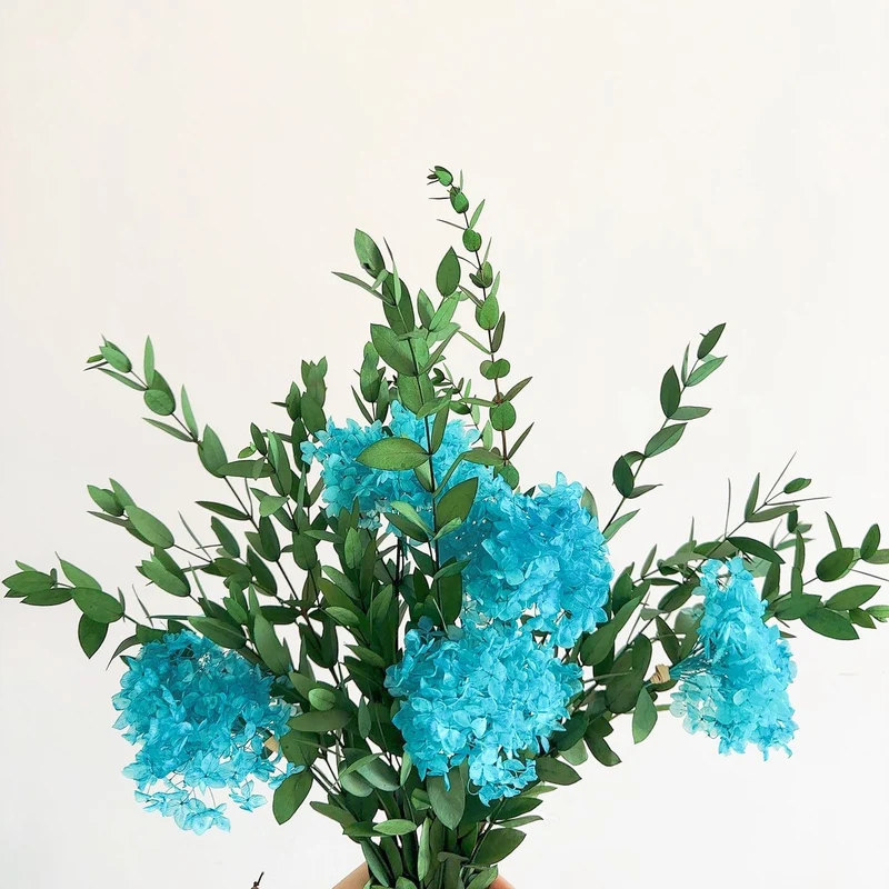 Lebensechter Blumenstrauß mit grünen Blättern